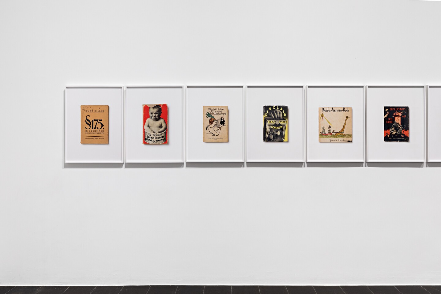 Installationsansicht »something new, something old, something desired«, Hamburger Kunsthalle 2022, Foto: Fred Dott; Annette Kelm, Die Bücher, 2019 – 2021, Courtesy the artist and KÖNIG Galerie © Annette Kelm