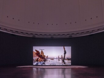 Installationsansicht der Ausstellung The Ephemeral Lake – Eine digitale Installation von Jakob Kudsk Steensen, 12. April bis 27. Oktober 2024, Hamburger Kunsthalle © Courtesy the artist © Hamburger Kunsthalle, Foto: Christoph Irrgang Installationsansicht der Ausstellung The Ephemeral Lake – Eine digitale Installation von Jakob Kudsk Steensen, 12. April bis 27. Oktober 2024, Hamburger Kunsthalle © Courtesy the artist © Hamburger Kunsthalle, Foto: Christoph Irrgang