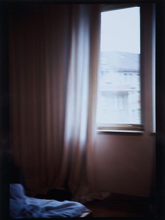 Nan Goldin (*1953), Hotel Room Zurich, 1988, Fotografie, 39,4 x 26,7 cm, Kunstpalast, Düsseldorf, Sammlung Hanck © Nan Goldin Foto: Kunstpalast – Horst Kolberg – ARTOTHEK