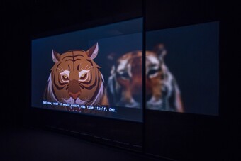 Ho Tzu Nyen (*1976) T for Time (Installationsansicht Singapore Art Museum, 2023), 2023–fortlaufend, © Courtesy of the artist, Kiang Malingue und neugerriemschneider, Foto: Singapore Art Museum