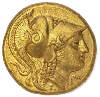 Goldene antike Münze mit Profildarstellung der Göttin Athene mit korinthischem Helm