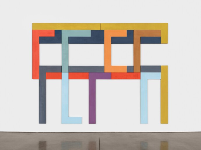 Abstraktes geometrisches Kunstwerk aus bunten rechteckigen Rahmen an weißer Wand