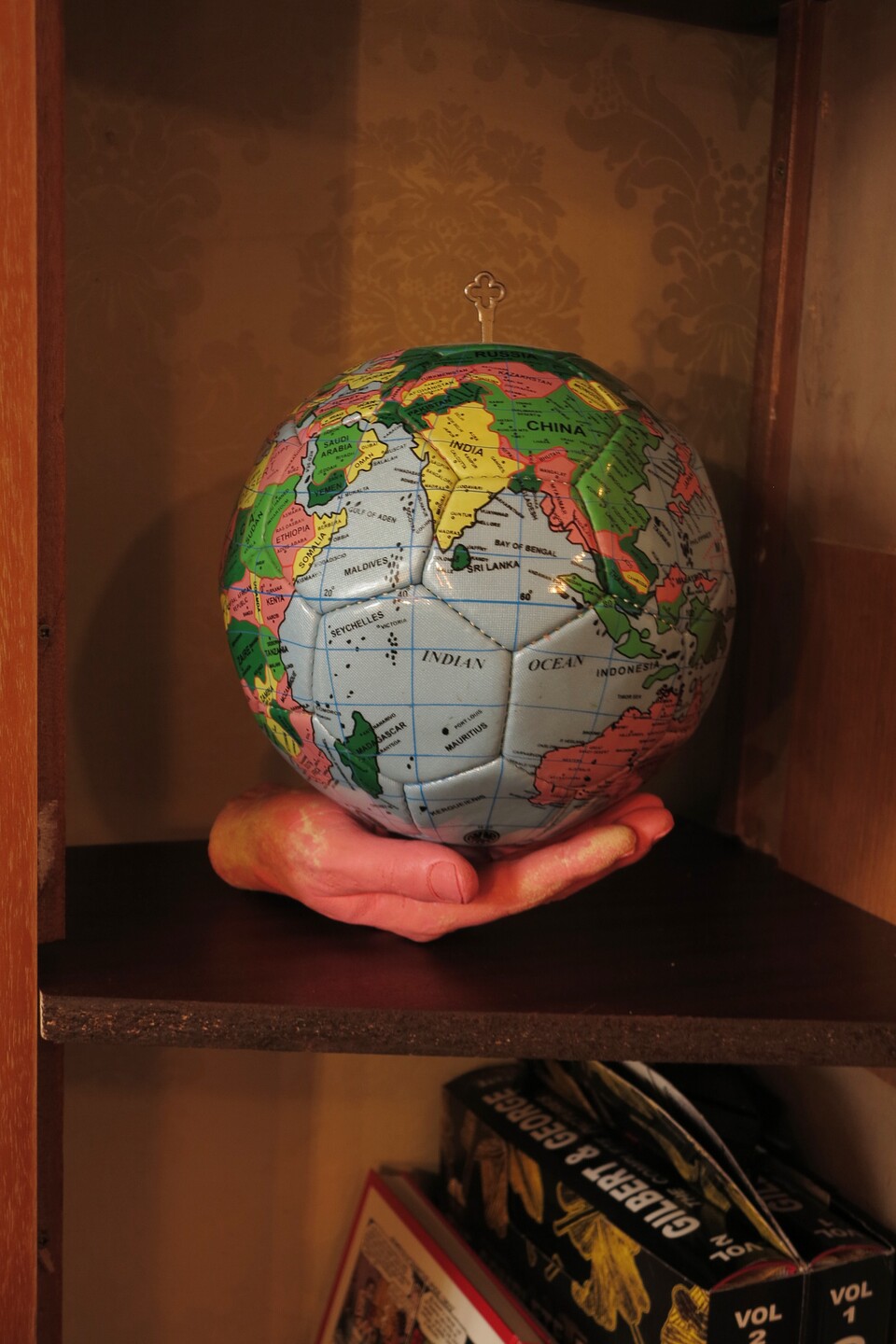 Thorsten Brinkmann (*1971) Salon Livresque (Detail), 2014 Rauminstallation, © VG Bild-Kunst, Bonn 2024 Foto: Thorsten Brinkmann Thorsten Brinkmann (*1971) Salon Livresque (Detail), 2014 Rauminstallation,VG Bild-Kunst, Bonn 2024 Foto: Thorsten Brinkmann