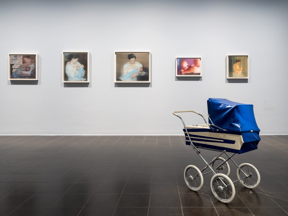 Ausstellungsansicht: Gemälde der Serie S. mit Kind, 1995, von Gerhard Richter (*1932) und das Werk Vogelfalle, 2001, von Andreas Slominski (*1959), © Gerhard Richter 2024 (28102024), © Andreas Slominski, Foto: Fred Dott Ausstellungsansicht: Gemälde der Serie S. mit Kind, 1995, von Gerhard Richter (*1932) und das Werk Vogelfalle, 2001, von Andreas Slominski (*1959), © Gerhard Richter 2024 (28102024), © Andreas Slominski, Foto: Fred Dott