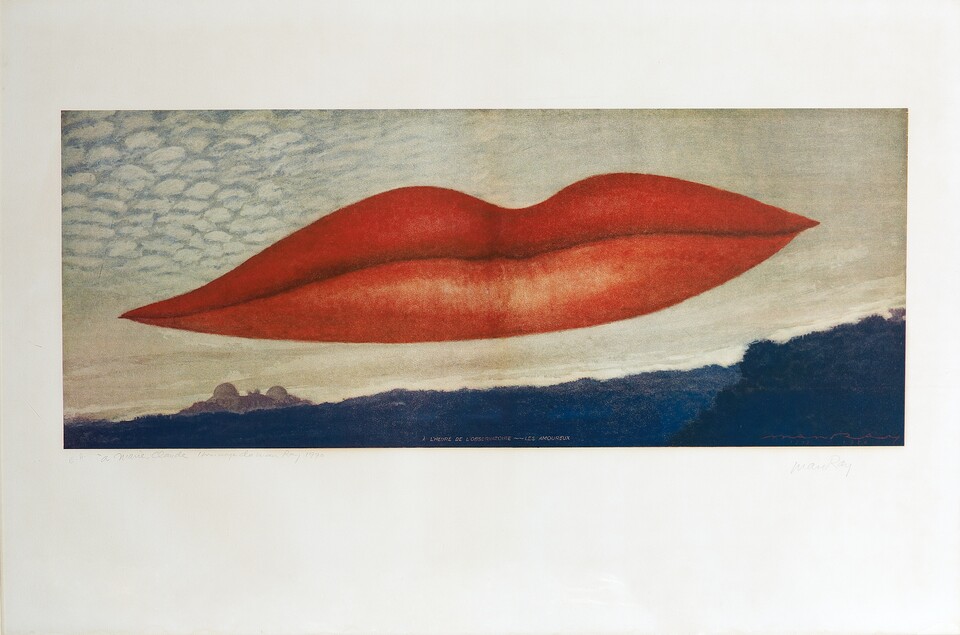 Man Ray (1890–1976) Sternwartenzeit – Die Liebenden (À l'heure de l'observatoire – Les Amoureux), 1970 Lithografie, 68 x 104 cm Clo and Marcel Fleiss Collection, Courtesy Galerie 1900–2000, Paris © Courtesy Galerie 1900–2000, Paris © VG Bild-Kunst, Bonn 2025