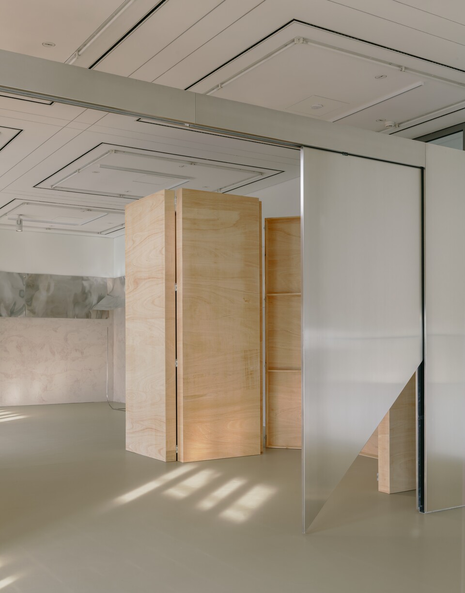 Thea Djordjadze, Installationsansicht EDI HILA | THEA DJORDJADZE, Hamburger Kunsthalle, Hamburg, 2025 © Thea Djordjadze / VG Bild-Kunst, Bonn 2025, Foto: Simon Menges