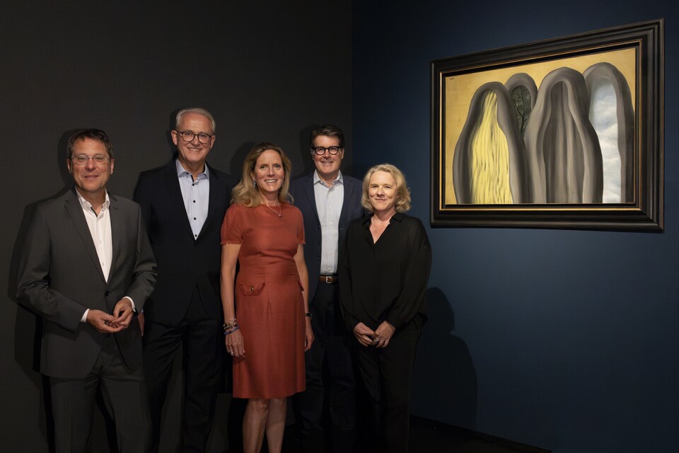 Gruppenbild vor dem Gemälde Le Palais de Rideaux