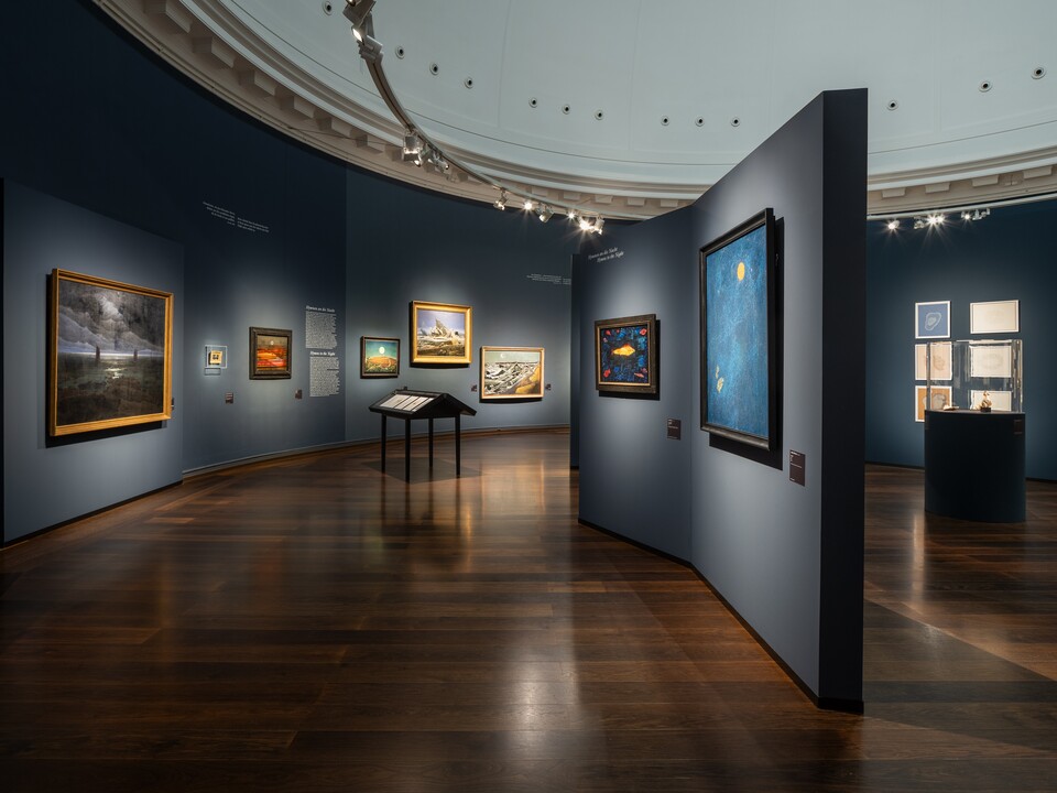 Installationsansicht »Rendezvous der Träume. Surrealismus und deutsche Romantik«, Hamburger Kunsthalle 2025, Foto: Fred Dott