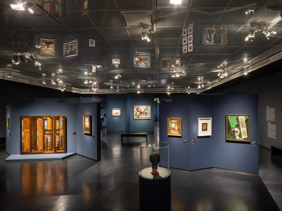 Installationsansicht »Rendezvous der Träume. Surrealismus und deutsche Romantik«, Hamburger Kunsthalle 2025, Foto: Fred Dott