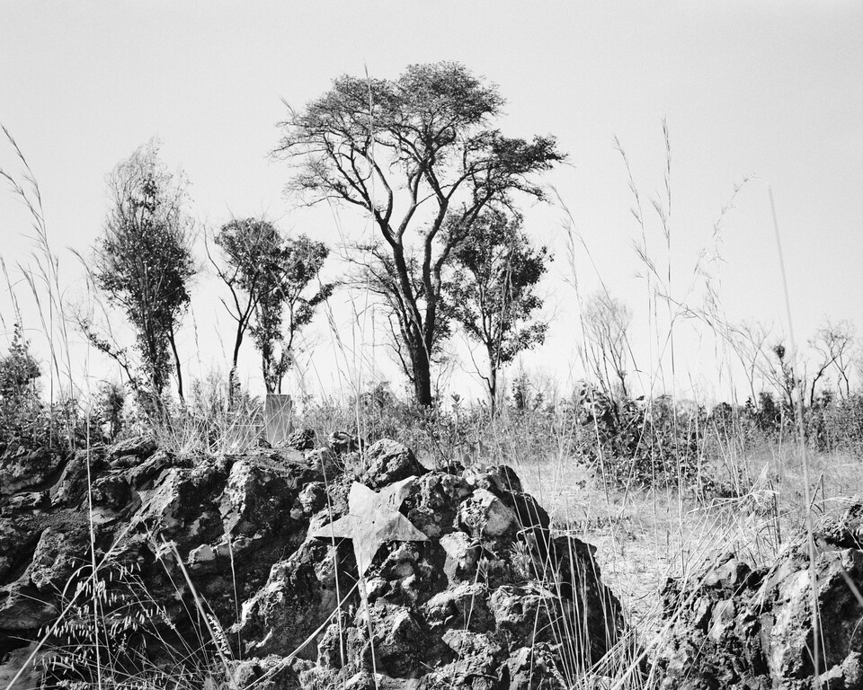 Jo Ractliffe (*1961) Unmarked set of graves on the outskirts of Cuito Cuanavale (Aus der Serie: As Terras do Fim do Mundo), 2009, © Jo Ractliffe Jo Ractliffe (*1961) Unmarked set of graves on the outskirts of Cuito Cuanavale (Aus der Serie: As Terras do Fim do Mundo), 2009, © Jo Ractliffe
