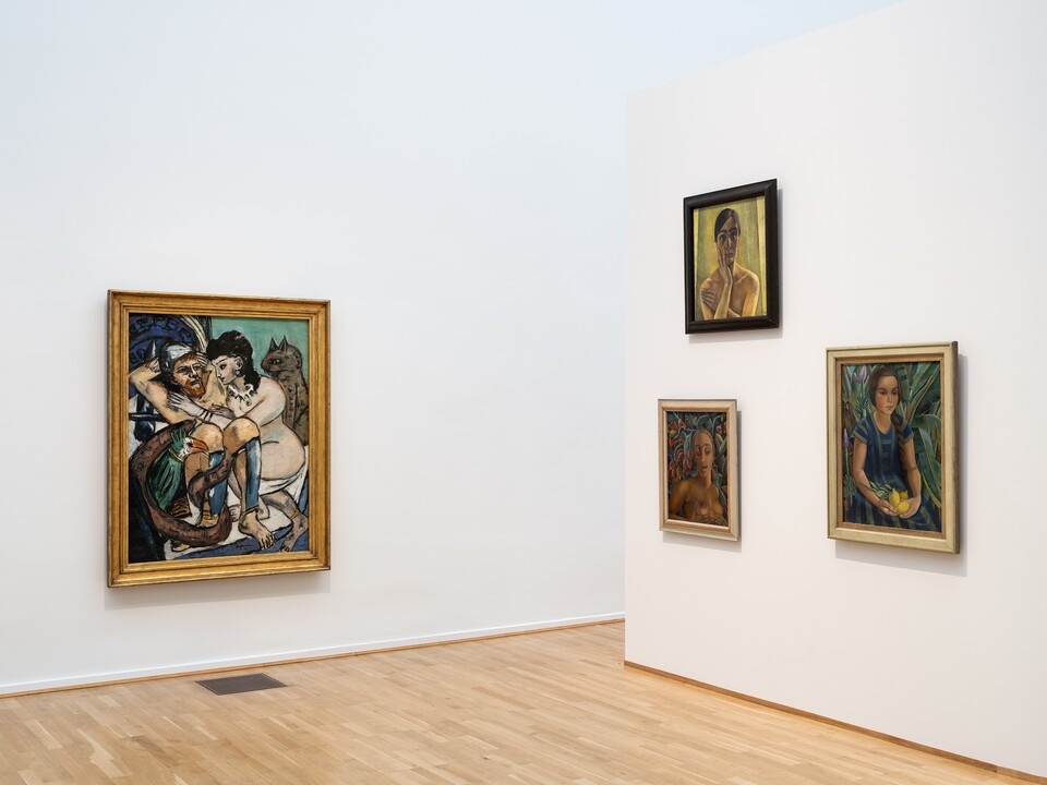 Ausstellungsansicht THIS IS THE MODERN WORLD, Hamburger Kunsthalle, Galerie-Ecke mit fünf gerahmten Gemälden an weißen Wänden und Holzfußboden