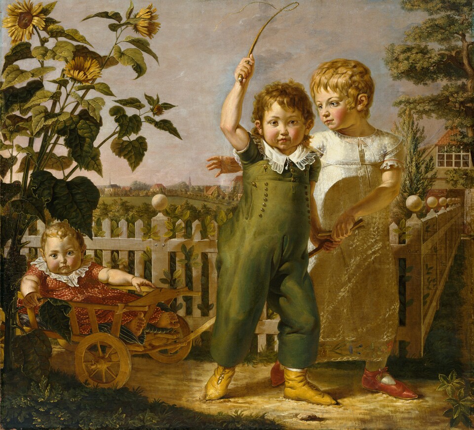 Drei Kinder in historischer Kleidung in einem Garten