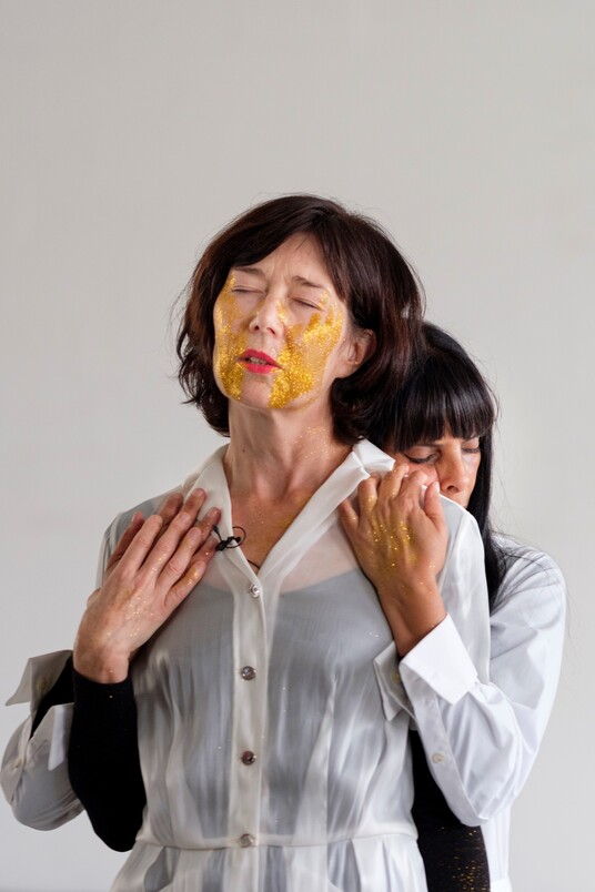 Manon de Boer/ Latifa Laâbissi. Performance im Rahmen des Kampnagel Sommerfestival 2024 und der Ausstellung UNTRANQUIL NOW, Hamburger Kunsthalle