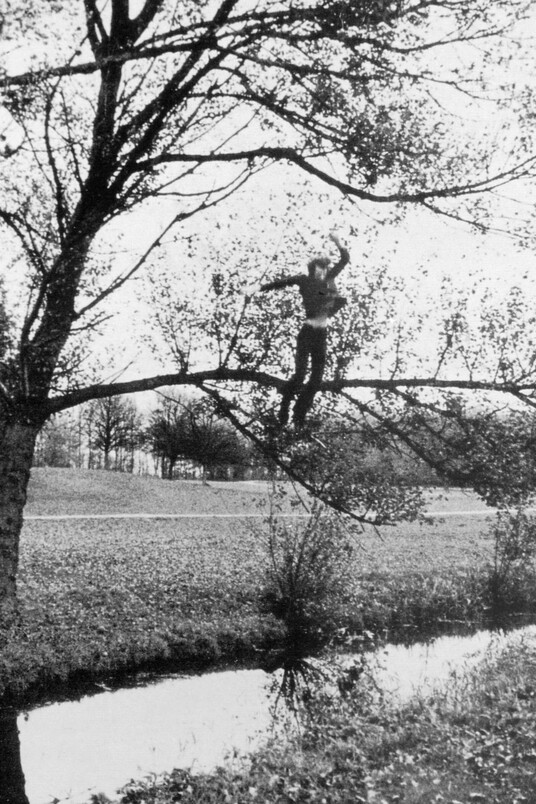 Bas Jan Ader (1942–1975), Broken fall (organic), Amsterdamse Bos, Holland, 1971, © The Estate of Bas Jan Ader / Mary Sue Ader Andersen / VG Bild-Kunst, Bonn 2024 Courtesy of Meliksetian | Briggs, Dallas