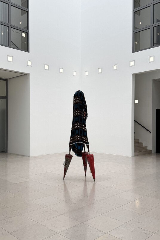 Berlinde De Bruyckere, Zonder Titel, 1993, 1993, Blanket, wood, iron, 250 x 80 x 67 cm, Hamburger Kunsthalle. Erworben 2026 mit Mitteln der HERMANN REEMTSMA STIFTUNG, © Berlinde De Bruyckere
