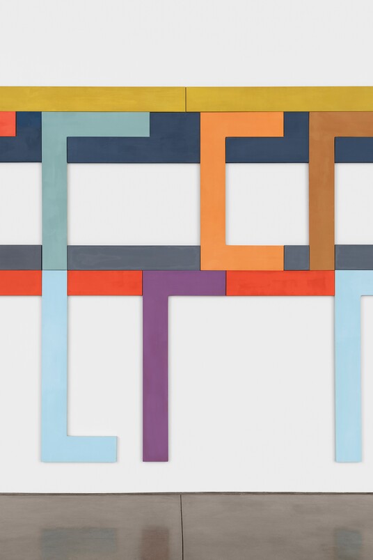 Abstraktes geometrisches Kunstwerk aus bunten rechteckigen Rahmen an weißer Wand