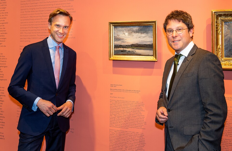 Dr. Stefan Körner, Vorstand der Cottbusser Stiftung Fürst-Pückler-Museum Park und Schloss Branitz (links) mit Prof. Dr. Alexander Klar, Direktor der Hamburger Kunsthalle, bei der offiziellen Übergabe des Gemäldes Elbe und Neustädter Ufer in Dresden im Abendlicht (1837) von J. C. Dahl Foto: Romanus Fuhrmann  