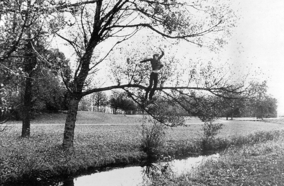 Bas Jan Ader (1942–1975), Broken fall (organic), Amsterdamse Bos, Holland, 1971, © The Estate of Bas Jan Ader / Mary Sue Ader Andersen / VG Bild-Kunst, Bonn 2024 Courtesy of Meliksetian | Briggs, Dallas