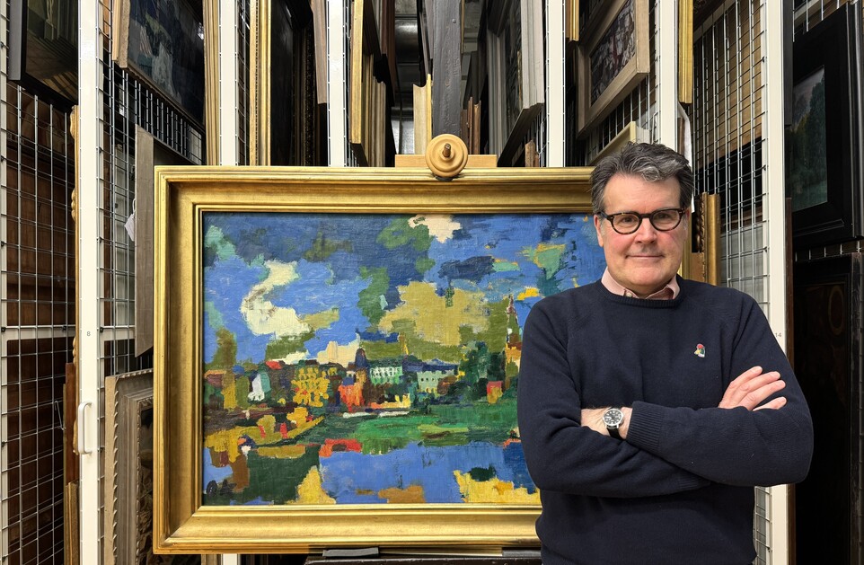 Toby Kamps, Leiter Sammlung der Moderne, vor Oskar Kokoschka, Dresden-Neustadt VII, 1922, Hamburger Kunsthalle, © Fondation Oskar Kokoschka / VG Bild-Kunst, Bonn 2024, © Foto: Hamburger Kunsthalle