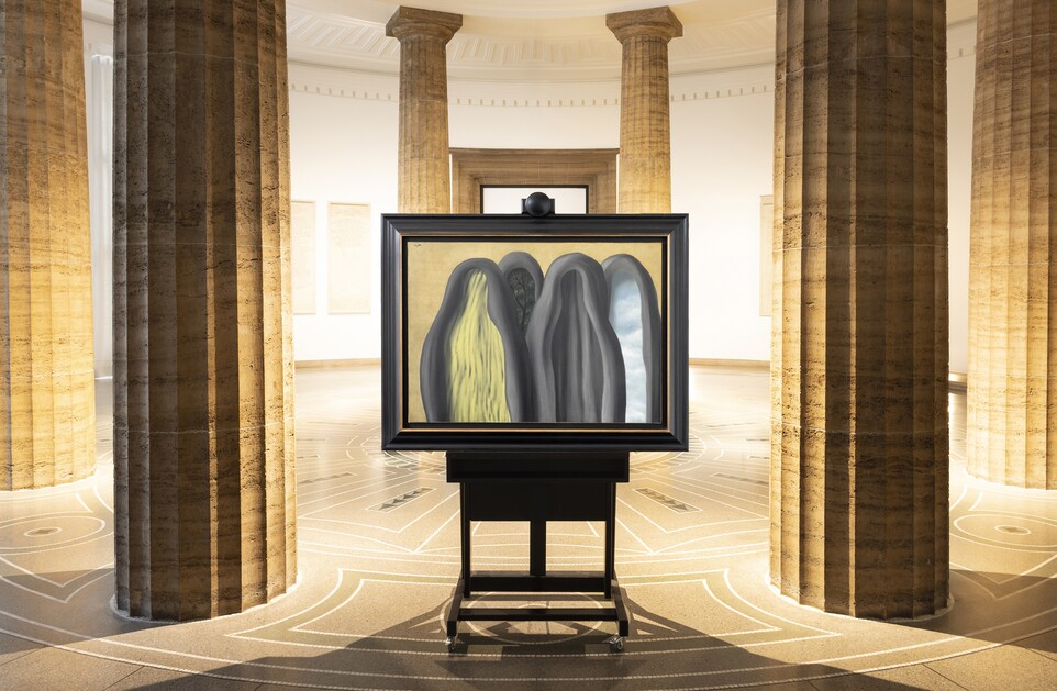 Das Gemälde Le Palais de Rideaux, 1928 von René Magritte (1898–1967) inszeniert fotografiert in zwei verschiedenen Kontexten der Ausstellung ‚Rendezvous der Träume. Surrealismus und deutsche Romantik‘ (bis 12. Oktober 2025).