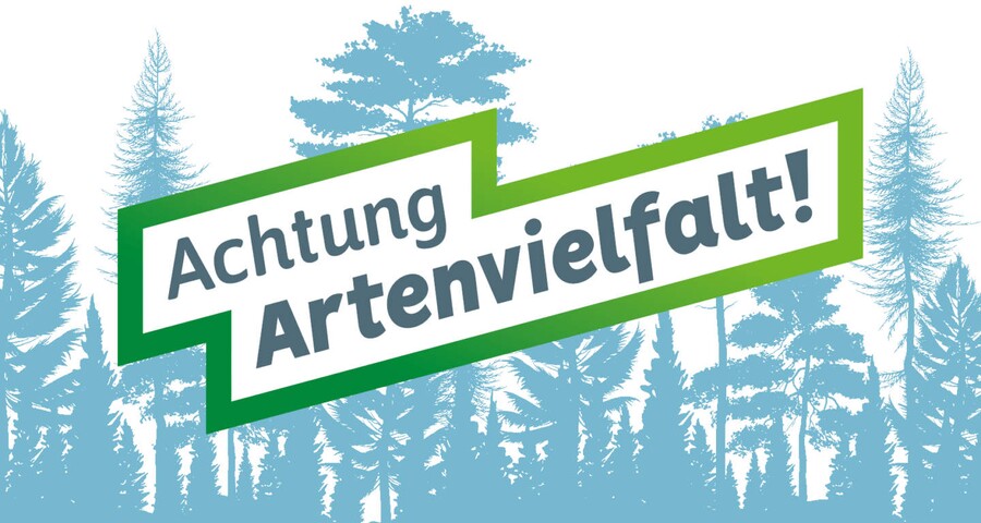 Logo "Achtung Artenvielfalt!" auf grünem Banner vor stilisiertem WaldLogo Achtung Artenvielfalt! mit grünem Banner vor stilisierten Nadelbäumen