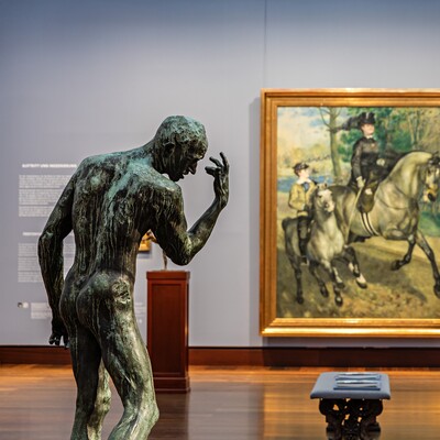 Sammlungsraum Impressionismus mit einer Skulptur, © Hamburger Kunsthalle, Foto: Fred Dott