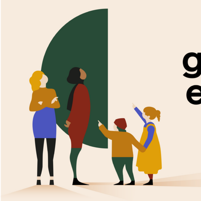 Drei Menschen unterschiedlicher Generationen betrachten gemeinsam ein Kunstwerk in einem Museum