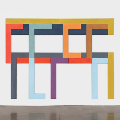 Abstraktes geometrisches Kunstwerk aus bunten rechteckigen Rahmen an weißer Wand